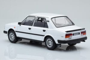 Skoda 130 L Vit IXO 1:18 18CMC158 Metall — bild 5 av 6
