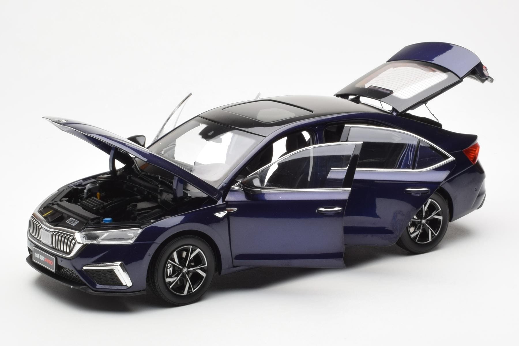 Skoda Octavia Pro Blå FAW 1:18 ZMR000006BLA Metall — bild 2 av 8