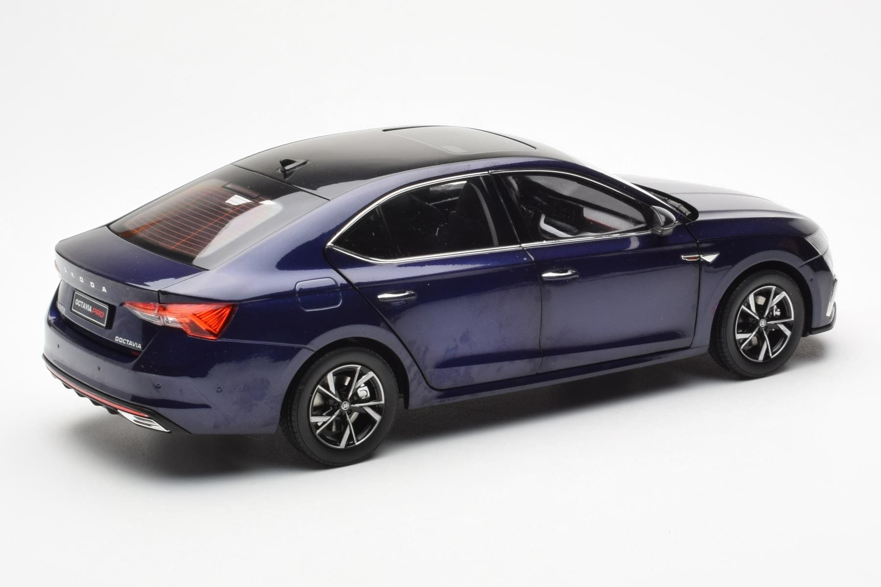 Skoda Octavia Pro Blå FAW 1:18 ZMR000006BLA Metall — bild 3 av 8