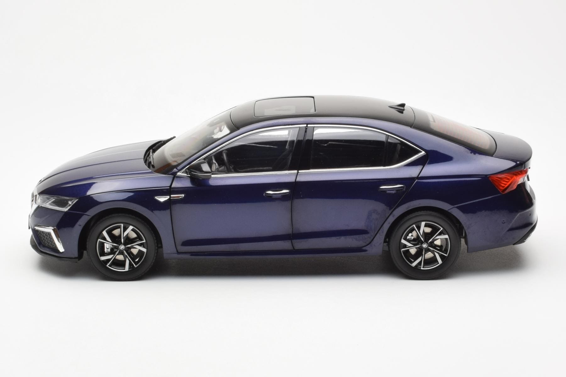 Skoda Octavia Pro Blå FAW 1:18 ZMR000006BLA Metall — bild 4 av 8