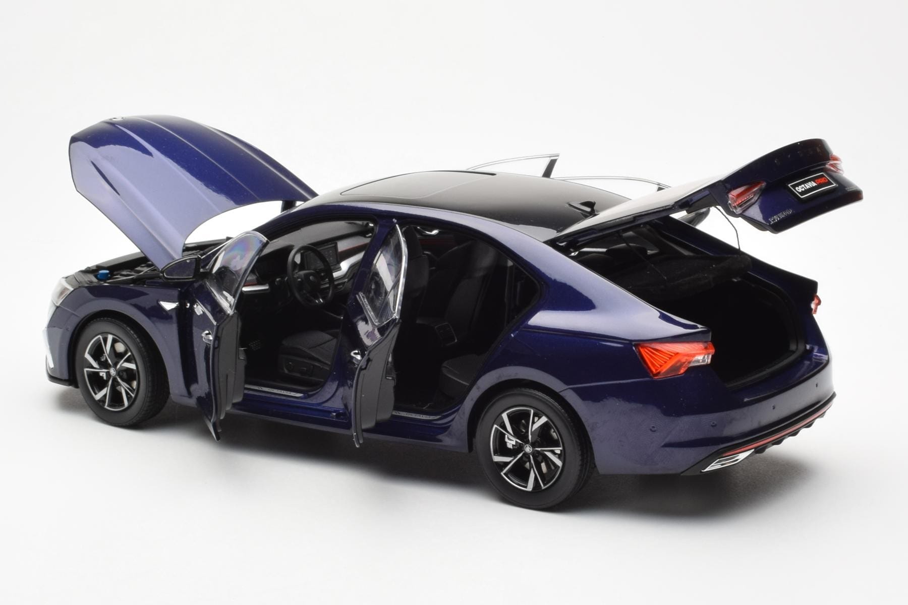 Skoda Octavia Pro Blå FAW 1:18 ZMR000006BLA Metall — bild 5 av 8