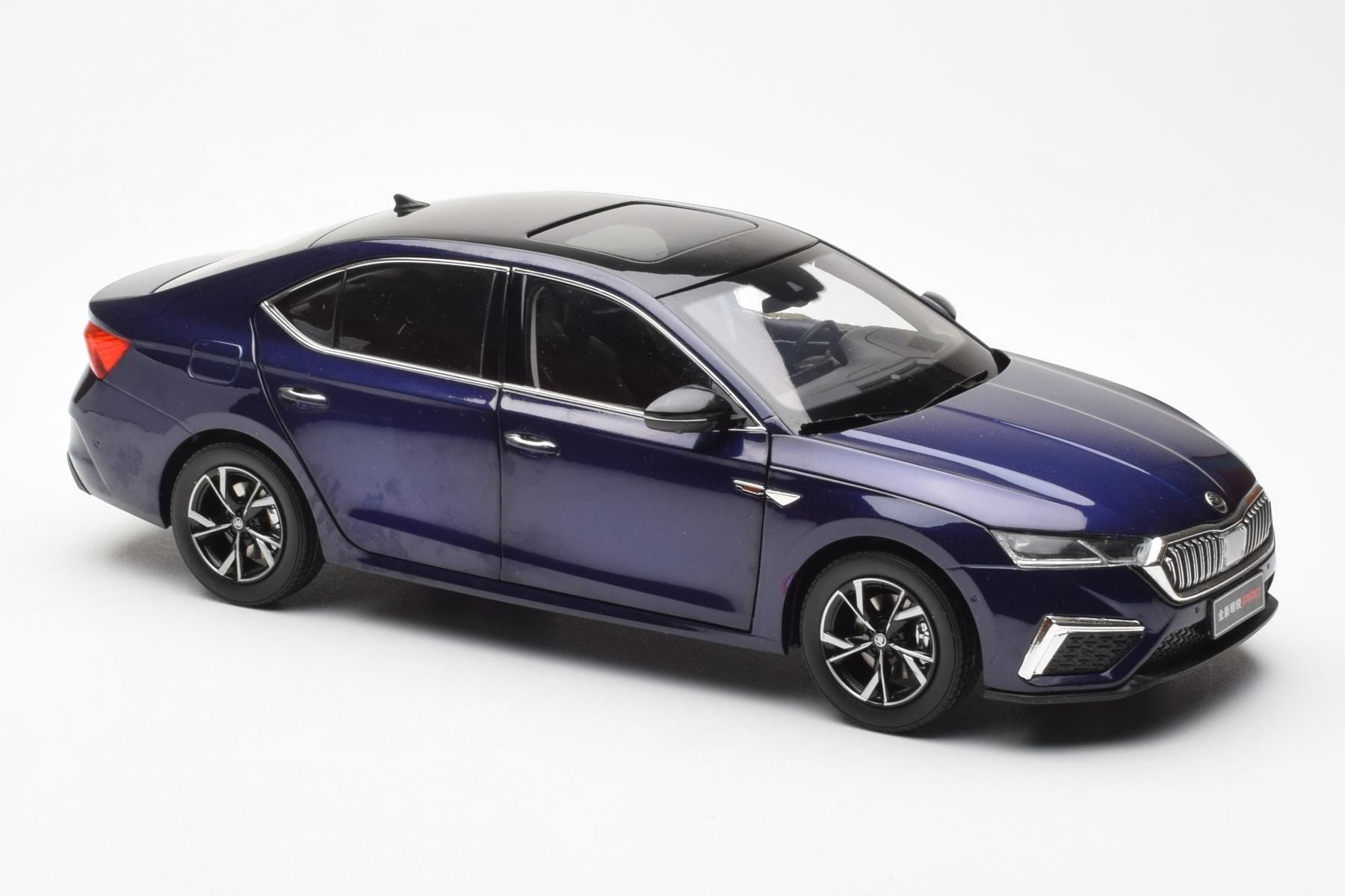 Skoda Octavia Pro Blå FAW 1:18 ZMR000006BLA Metall — bild 6 av 8