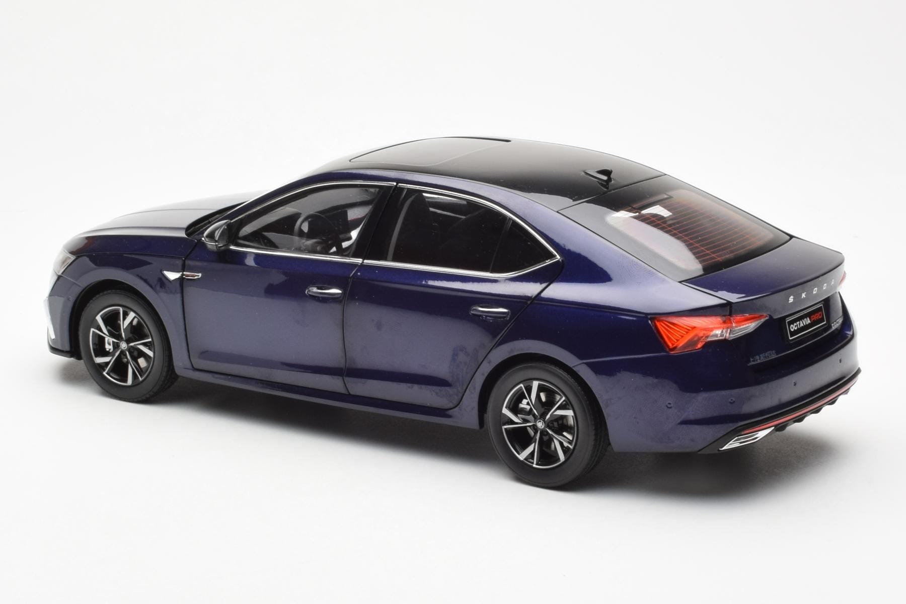 Skoda Octavia Pro Blå FAW 1:18 ZMR000006BLA Metall — bild 7 av 8