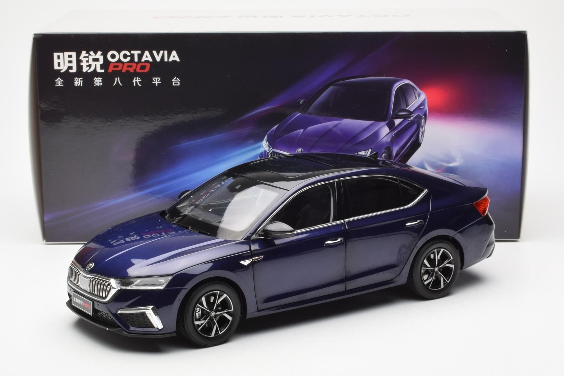 Skoda Octavia Pro Blå FAW 1:18 ZMR000006BLA Metall — bild 8 av 8
