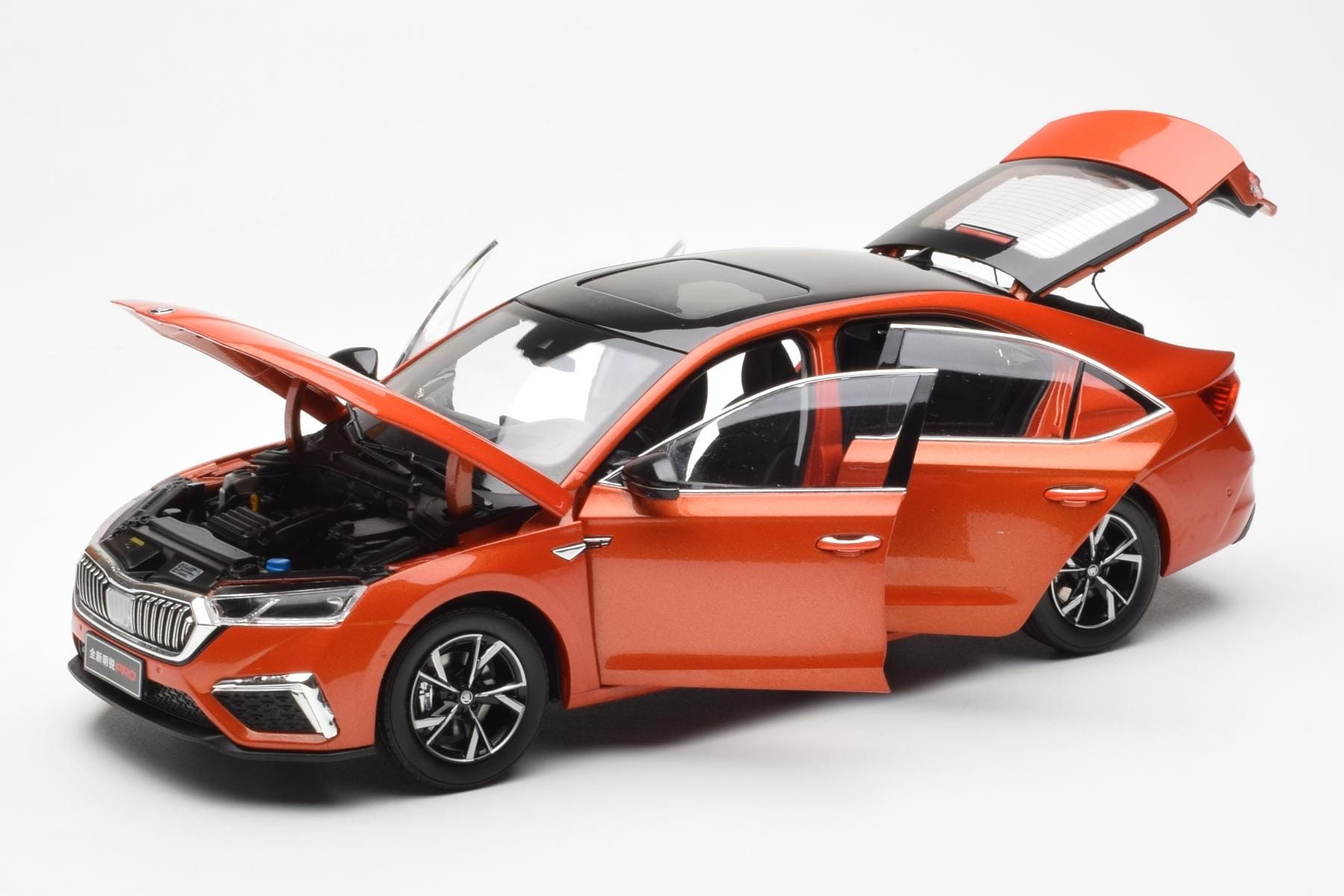 Skoda Octavia Pro Orange FAW 1:18 ZMR000006ORA Metall — bild 2 av 8