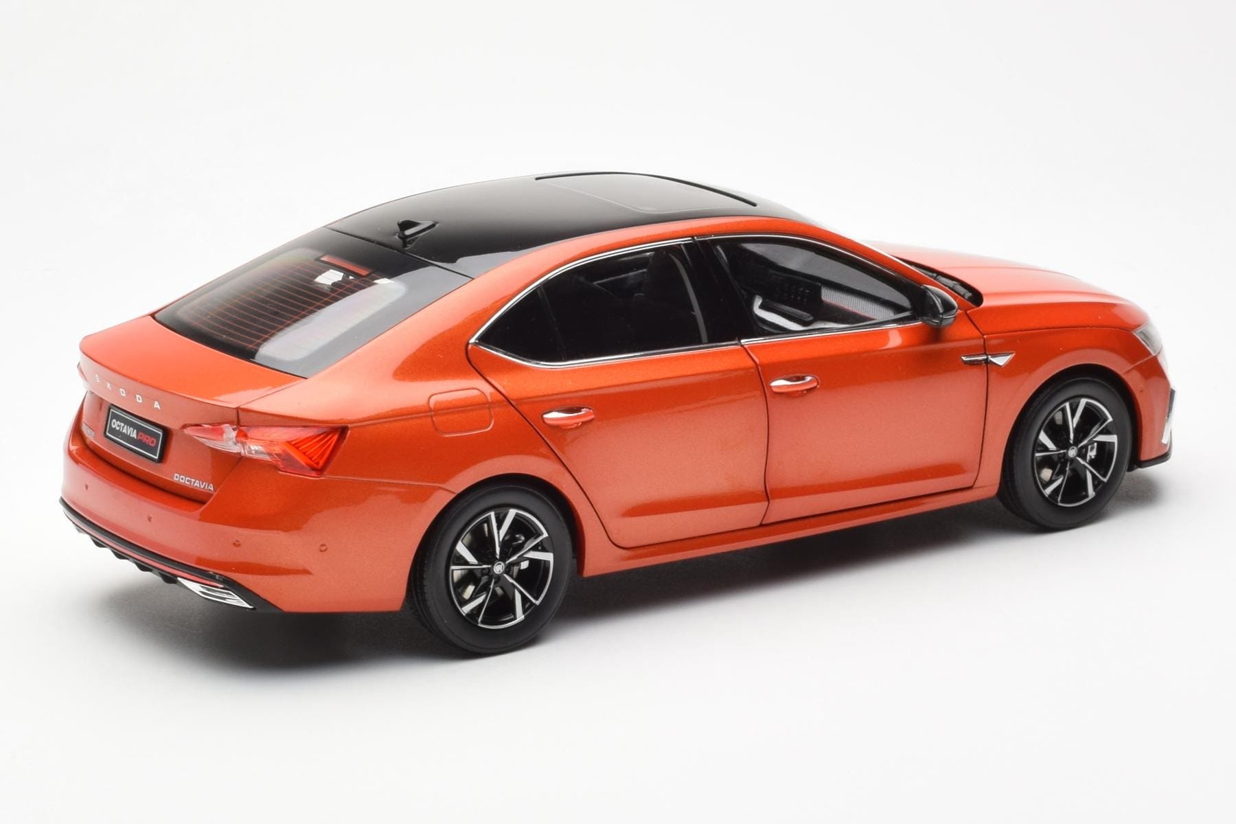 Skoda Octavia Pro Orange FAW 1:18 ZMR000006ORA Metall — bild 3 av 8