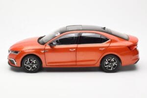 Skoda Octavia Pro Orange FAW 1:18 ZMR000006ORA Metall — bild 4 av 8