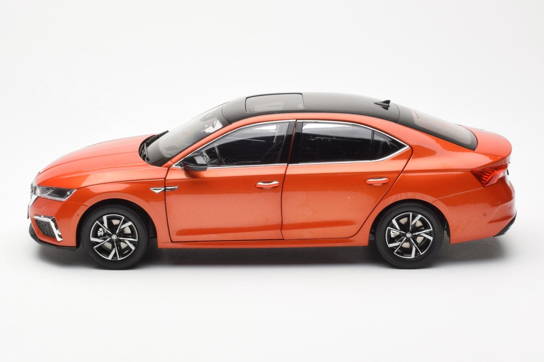 Skoda Octavia Pro Orange FAW 1:18 ZMR000006ORA Metall — bild 4 av 8