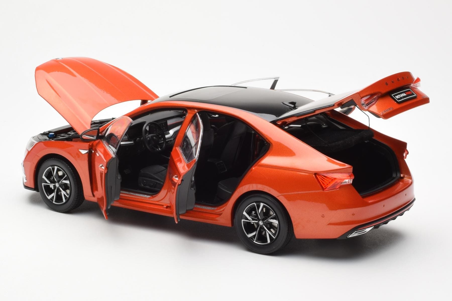 Skoda Octavia Pro Orange FAW 1:18 ZMR000006ORA Metall — bild 5 av 8