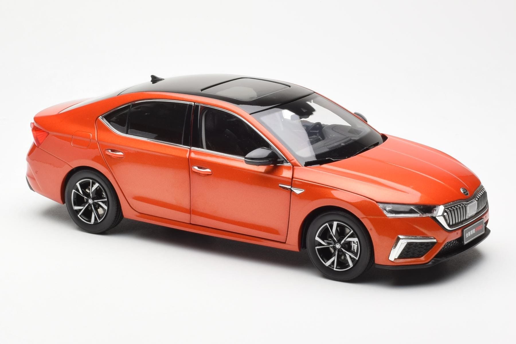 Skoda Octavia Pro Orange FAW 1:18 ZMR000006ORA Metall — bild 6 av 8