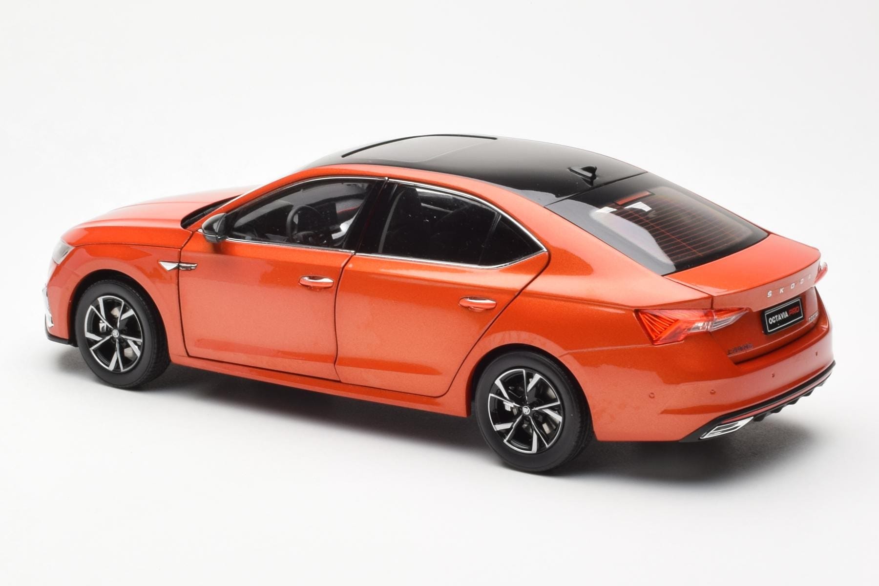 Skoda Octavia Pro Orange FAW 1:18 ZMR000006ORA Metall — bild 7 av 8