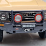 Toyota Land Cruiser 60 Beige Med Tillval Kyosho 1:18 - image 9 of 12