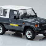 Toyota Land Cruiser LJ73 Grå Otto 1:18 - image 4 of 6