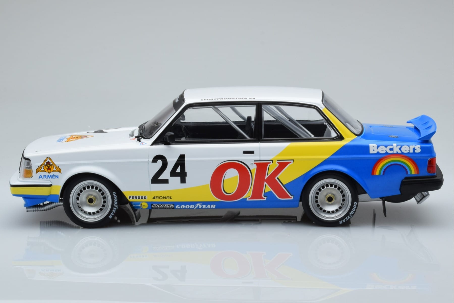Volvo 240 Turbo Beckers #24 P.G. Andersson Nurburgring 1985 IXO 1:18 18RMC105A Metall — bild 3 av 6