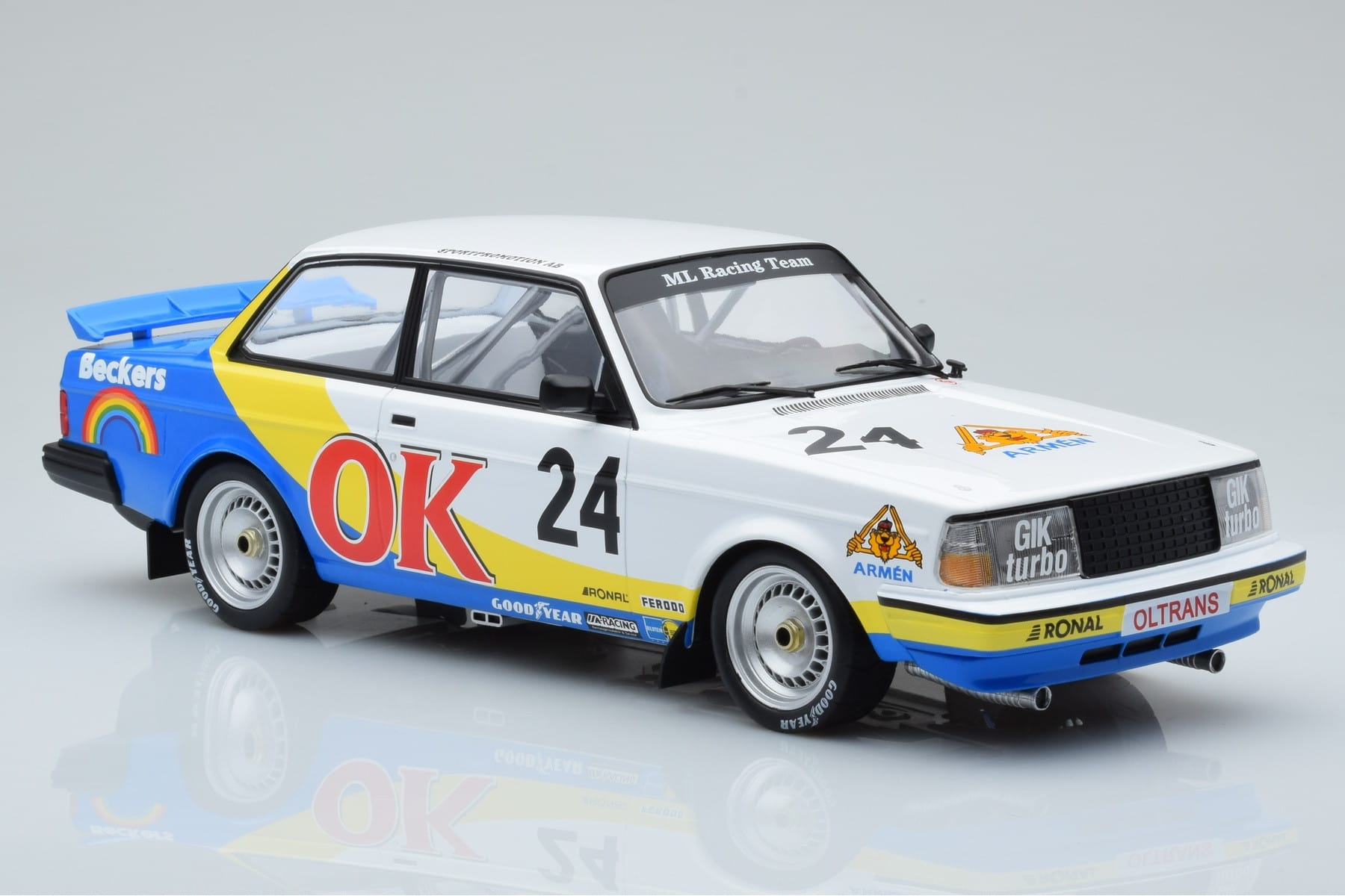 Volvo 240 Turbo Beckers #24 P.G. Andersson Nurburgring 1985 IXO 1:18 18RMC105A Metall — bild 4 av 6