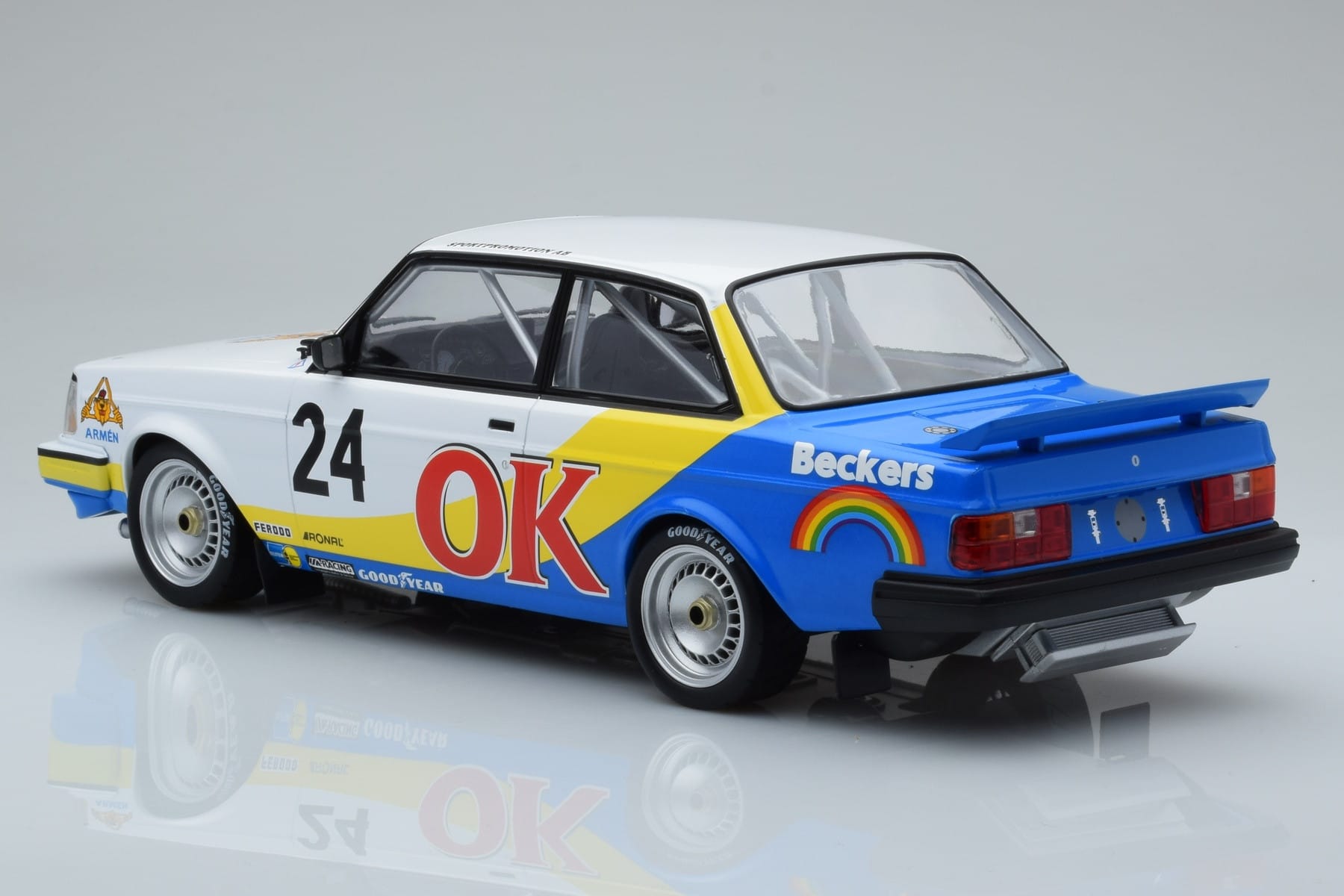 Volvo 240 Turbo Beckers #24 P.G. Andersson Nurburgring 1985 IXO 1:18 18RMC105A Metall — bild 5 av 6