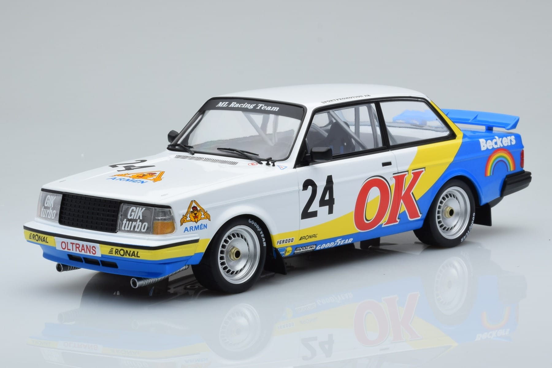 Volvo 240 Turbo Beckers #24 P.G. Andersson Nurburgring 1985 IXO 1:18 18RMC105A Metall