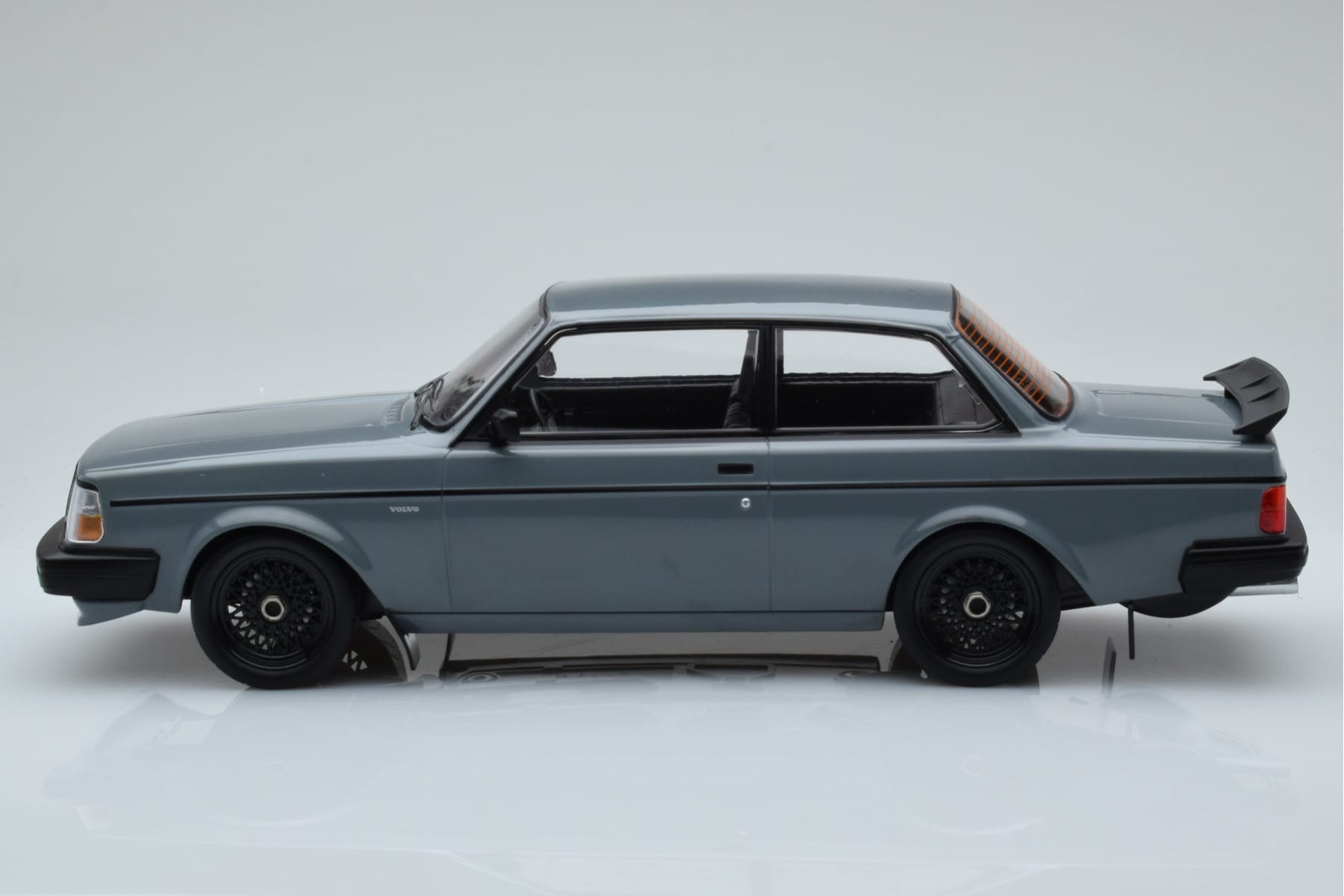 Volvo 240 Turbo Grå IXO 1:18 18CMC089 Metall — bild 3 av 6