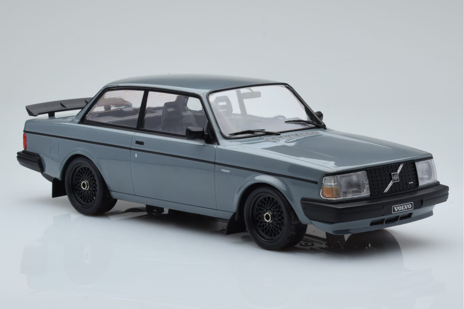 Volvo 240 Turbo Grå IXO 1:18 18CMC089 Metall — bild 4 av 6
