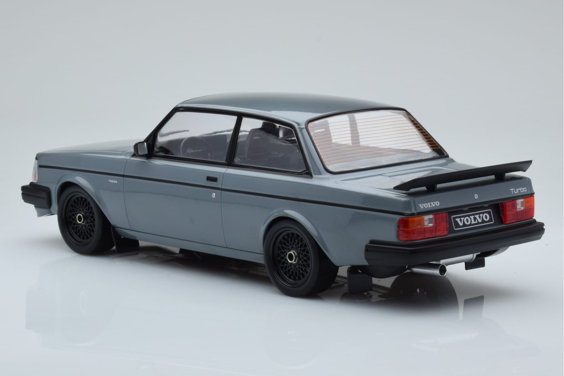 Volvo 240 Turbo Grå IXO 1:18 18CMC089 Metall — bild 5 av 6