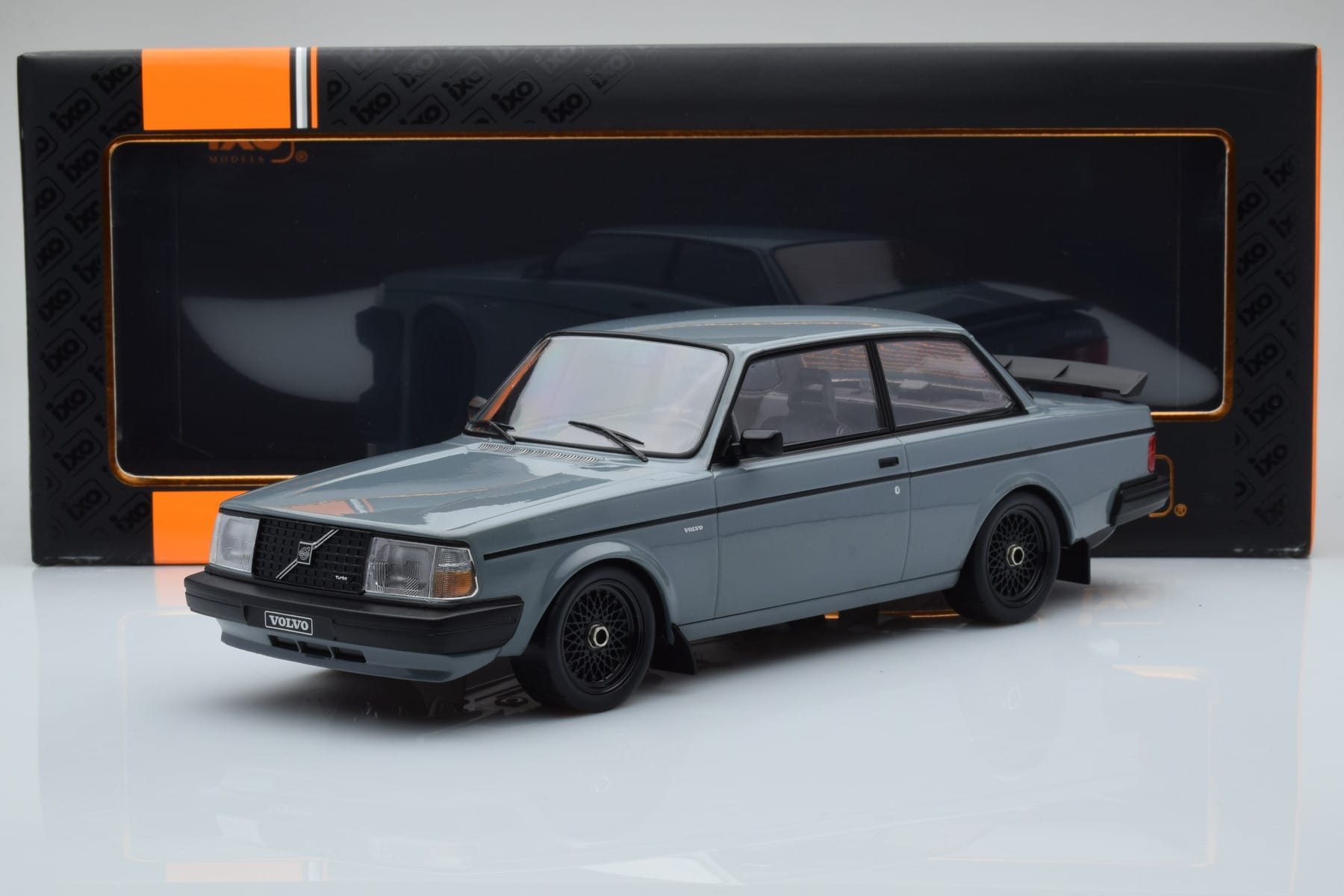 Volvo 240 Turbo Grå IXO 1:18 18CMC089 Metall — bild 6 av 6