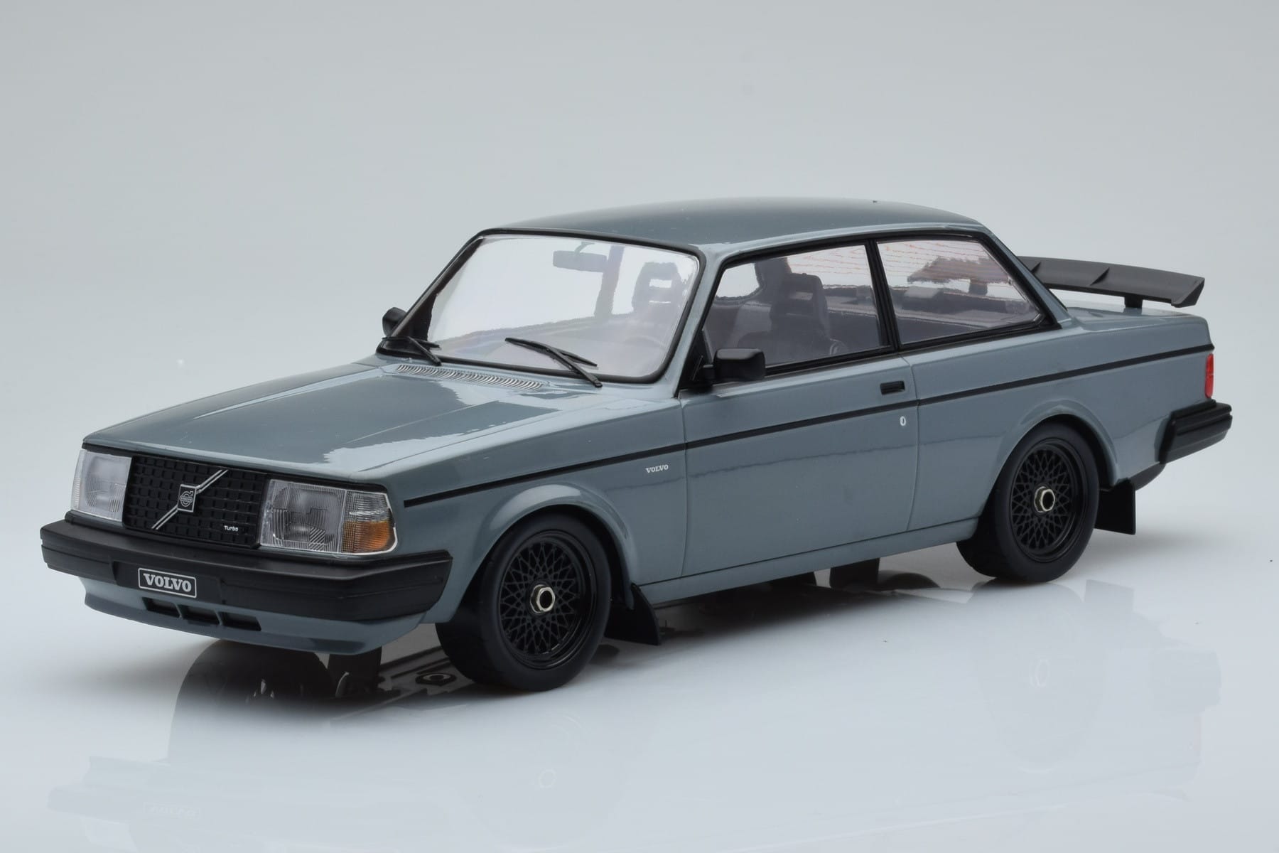 Volvo 240 Turbo Grå IXO 1:18 18CMC089 Metall