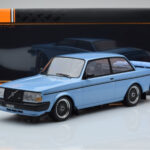 Volvo 240 Turbo Ljusblå IXO 1:18 - image 6 of 6