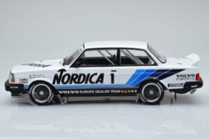 Volvo 240 Turbo Nordica #1 J. Cecotto / A. Olafsson ETCC Brno 1986 IXO 1:18 18RMC087 Metall — bild 3 av 6