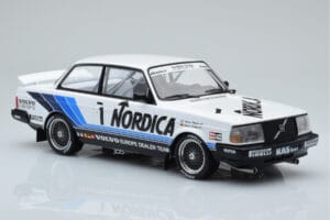 Volvo 240 Turbo Nordica #1 J. Cecotto / A. Olafsson ETCC Brno 1986 IXO 1:18 18RMC087 Metall — bild 4 av 6