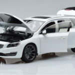 Volvo V60 D3 Crystal Vit FAW 1:18 - image 2 of 7