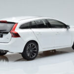 Volvo V60 D3 Crystal Vit FAW 1:18 - image 3 of 7