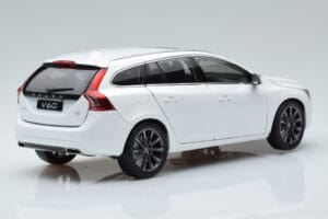 Volvo V60 D3 Crystal Vit FAW 1:18 9430840 Metall — bild 3 av 7
