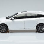 Volvo V60 D3 Crystal Vit FAW 1:18 - image 4 of 7