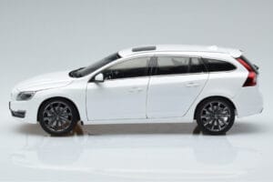 Volvo V60 D3 Crystal Vit FAW 1:18 9430840 Metall — bild 4 av 7