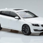 Volvo V60 D3 Crystal Vit FAW 1:18 - image 5 of 7