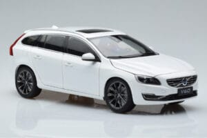 Volvo V60 D3 Crystal Vit FAW 1:18 9430840 Metall — bild 5 av 7