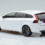 Volvo V60 D3 Crystal Vit FAW 1:18 - image 6 of 7