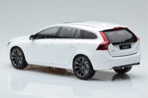 Volvo V60 D3 Crystal Vit FAW 1:18 9430840 Metall — bild 6 av 7