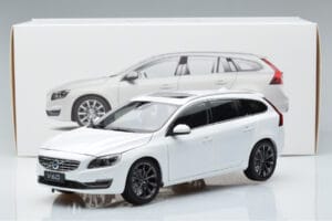 Volvo V60 D3 Crystal Vit FAW 1:18 9430840 Metall — bild 7 av 7