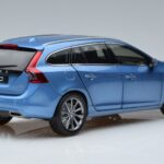 Volvo V60 D3 Power Blå FAW 1:18 9430839 Metall - image 3 of 7