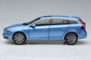 Volvo V60 D3 Power Blå FAW 1:18 9430839 Metall — bild 4 av 7