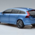 Volvo V60 D3 Power Blå FAW 1:18 9430839 Metall - image 6 of 7