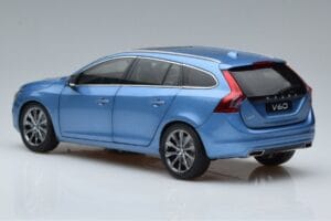 Volvo V60 D3 Power Blå FAW 1:18 9430839 Metall — bild 6 av 7
