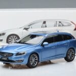 Volvo V60 D3 Power Blå FAW 1:18 9430839 Metall - image 7 of 7