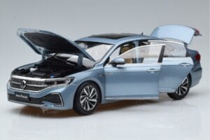 Volkswagen Passat B8 Blå FAW 1:18 ZVF000003A Metall — bild 2 av 7