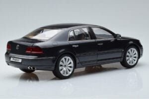 Volkswagen Phaeton V6 Mazeppa Grå Kyosho 1:18 08831MBK Metall — bild 3 av 9