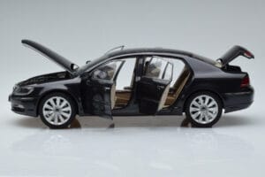 Volkswagen Phaeton V6 Mazeppa Grå Kyosho 1:18 08831MBK Metall — bild 4 av 9