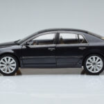 Volkswagen Phaeton V6 Mazeppa Grå Kyosho 1:18 - image 5 of 9