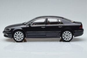 Volkswagen Phaeton V6 Mazeppa Grå Kyosho 1:18 08831MBK Metall — bild 5 av 9