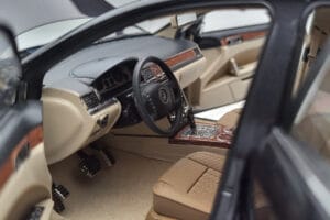 Volkswagen Phaeton V6 Mazeppa Grå Kyosho 1:18 08831MBK Metall — bild 8 av 9
